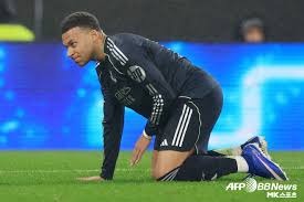 欧冠：巴萨上半场2球领先，曼城追平